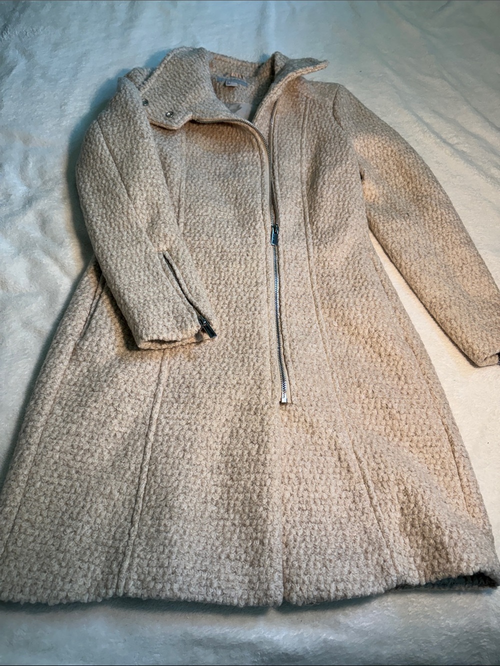 H&M beige textured wool/poly fitted coat w/full zip, snaps. 6.